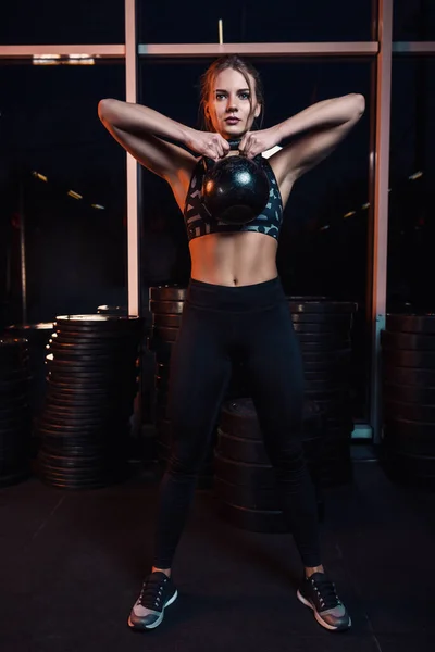 Attraktiv Ung Idrottare Med Muskulös Kropp Utövar Crossfit Kvinna Sportkläder — Stockfoto