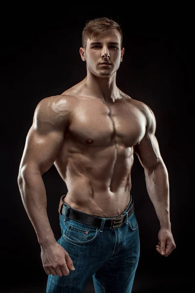 Giovane Bodybuilder Uomo Sfondo Nero Torso Maschile Sollievo Muscolare — Foto Stock