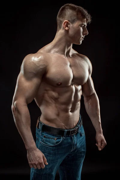 Ung Kroppsbyggare Man Svart Bakgrund Manlig Överkropp Muskellindring — Stockfoto