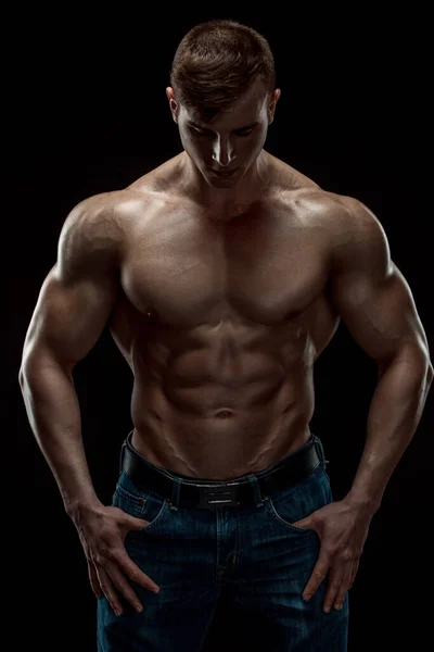 Junger Bodybuilder Mann Auf Schwarzem Hintergrund Männlicher Oberkörper Muskelentlastung — Stockfoto