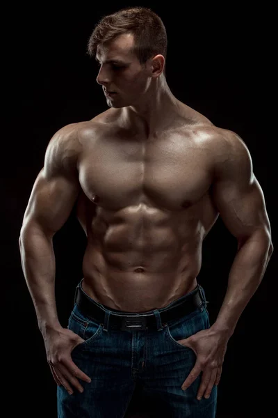 Giovane Bodybuilder Uomo Sfondo Nero Torso Maschile Sollievo Muscolare — Foto Stock