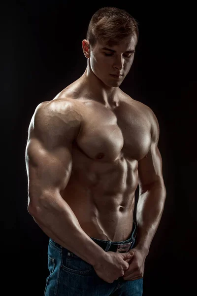 Ung Kroppsbyggare Man Svart Bakgrund Manlig Överkropp Muskellindring — Stockfoto