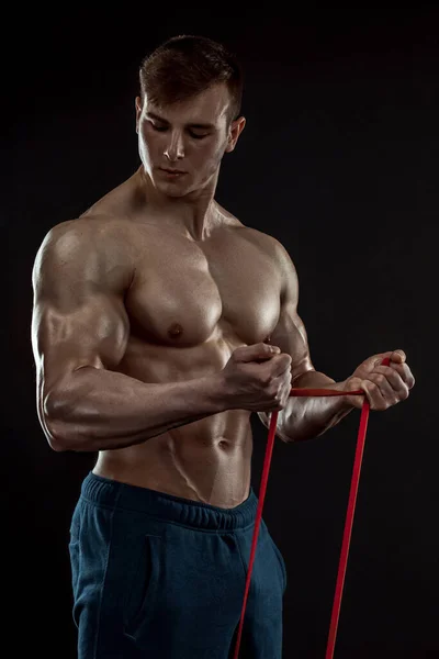 黑人背景的年轻健美运动员 男性躯干 肌肉舒缓 — 图库照片