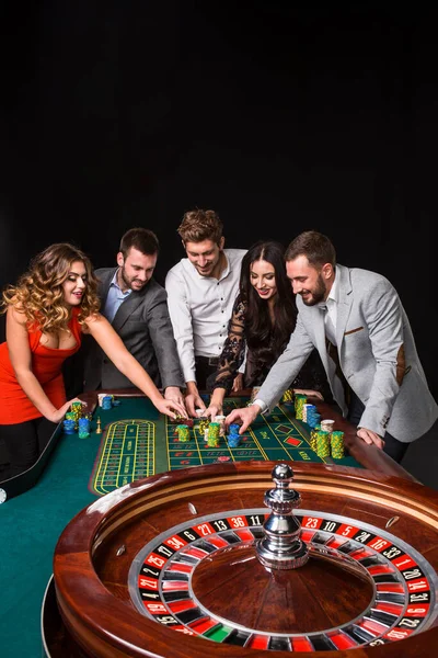 Gruppe Junger Leute Hinter Roulettetisch Auf Schwarzem Hintergrund Junge Leute — Stockfoto