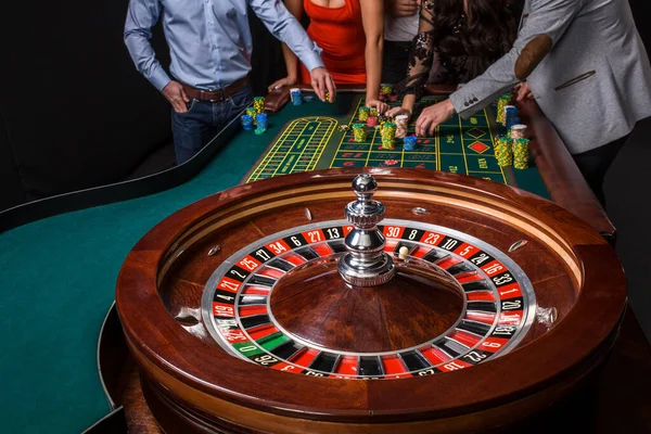 배경으로 테이블 청소년들의 청소년들 도박을 클로즈업 — 스톡 사진