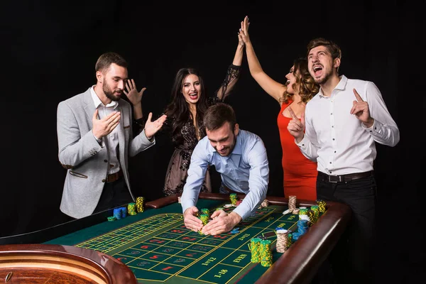 Gruppe Junger Leute Hinter Roulettetisch Auf Schwarzem Hintergrund Gewinner Spieler — Stockfoto