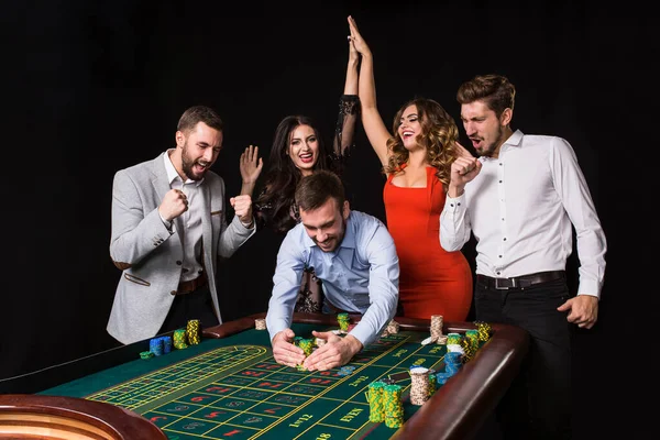 Gruppe Junger Leute Hinter Roulettetisch Auf Schwarzem Hintergrund Gewinner Spieler — Stockfoto