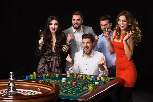 Group Young People Roulette Table Black Background Winning Player Bright — Stock Photo, Image