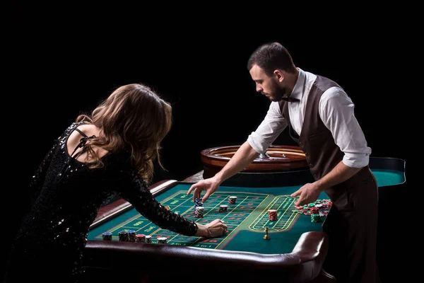 カジノのテーブルでディーラーと女性プレイヤー 古典的なカジノのルーレットの画像 ギャンブル カジノ ルーレット 火かき棒 — ストック写真
