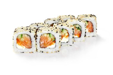 Çiğ somon, tobiko, krem peynir ve üzerine beyaz ve siyah susam tohumları serpiştirilmiş salatalıklı taze Philadelphia suşi dürümleri. Popüler Japon atıştırması