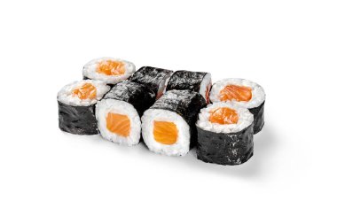 Klasik maki suşili rulo taze çiğ somon fileto ve beyaz arka planda izole edilmiş Norveç yosunu. Otantik Japon restoranı mutfağı