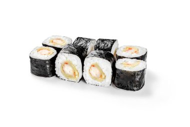 Pirince sarılmış tempura karidesli lezzetli maki suşisi ve beyaz arka planda izole edilmiş Norveç yosunu. Geleneksel Japon restoran menüsü