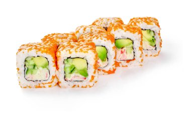 Beyaz arka planda surimi yengeci, salatalık ve avokado ile doldurulmuş tobiko havyarı. Otantik Japon yemeği konsepti