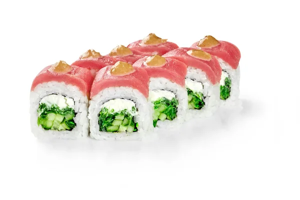 Rolos Sushi Filadélfia Apetitosos Com Recheio Queijo Creme Pepinos Algas — Fotografia de Stock
