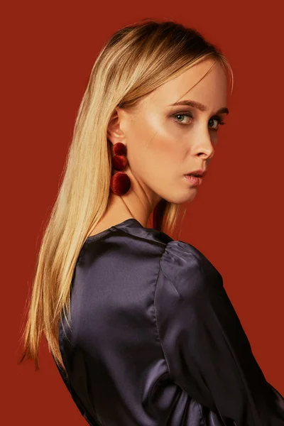 Portret Pięknej Modnej Modelki Naturalnymi Blond Włosami Pozowaniem Czerwonym Tle — Zdjęcie stockowe