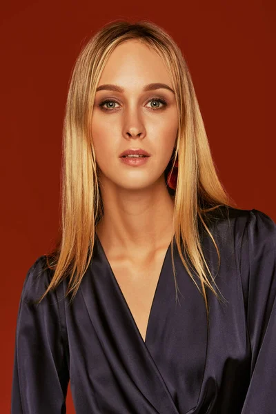 Portrét Krásné Módní Model Přírodní Blond Vlasy Pózování Červeném Pozadí — Stock fotografie