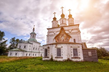 Eski Ortodoks Kilisesi Köyü'nde. Çiçek çayır yaz görünümüyle. Güneşli bir gün, mavi gökyüzü bulutlu.