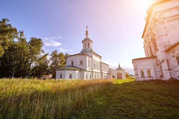 Eski Ortodoks Kilisesi Köyü Nde Çiçek Çayır Yaz Görünümüyle Güneşli — Stok fotoğraf