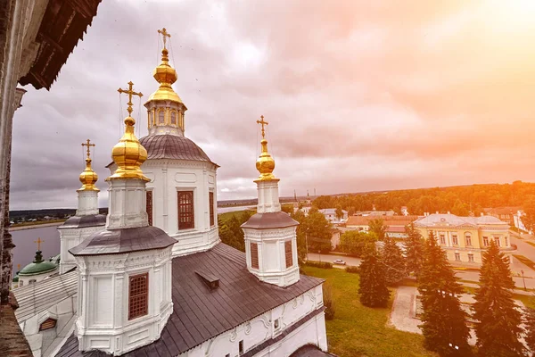 Doğu Ortodoks Altın Kubbeler Cupolas Mavi Gökyüzü Bulutlu Karşı Üzerinde — Stok fotoğraf