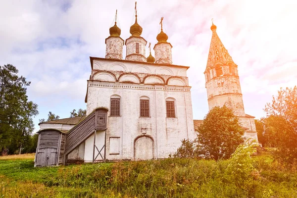 Eski Ortodoks Kilisesi Köyü Nde Çiçek Çayır Yaz Görünümüyle Güneşli — Stok fotoğraf