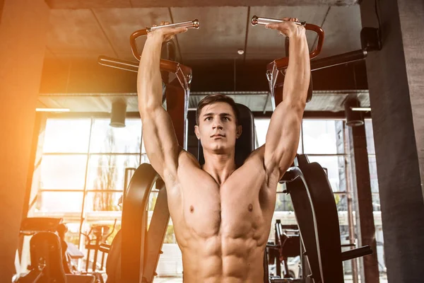육을쥐라 체육관에서 이두근 운동하는 시뮬레이터에 근육들에게도 스포츠 포스터 사이트의 플레어 — 스톡 사진