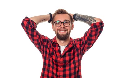 Yakışıklı adam model stüdyo resmi. Günlük tarz, modaya uygun giyinen, kareli gömlekli havalı saçlı bir çocuk. Beyaz arka planda stüdyo çekimi. Boşluğu kopyala