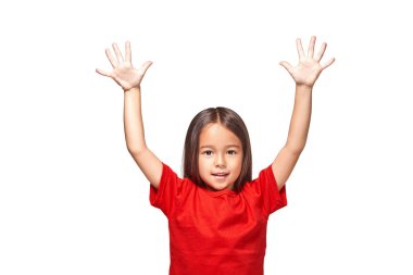 Kız iki elini kırmızı tişörtlü beş parmağıyla gösteriyor.