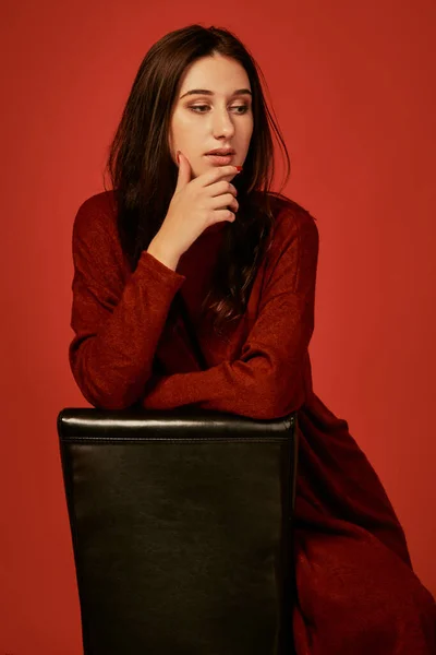 Profesyonel Fotoğraf Güzel Kırmızı Yaz Boho Elbiseli Sevimli Genç Esmer — Stok fotoğraf