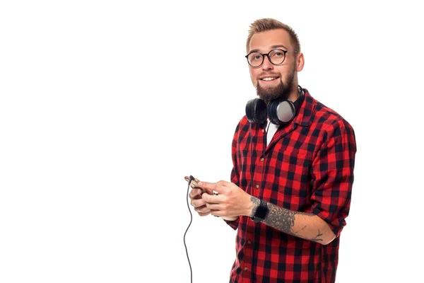 Ung Hipster Man Rutig Skjorta Och Glasögon Bär Hörlurar Ser — Stockfoto