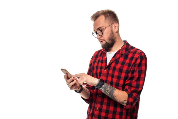 Mensaje Amigo Hombre Joven Guapo Usando Teléfono Mientras Está Pie —  Fotos de Stock