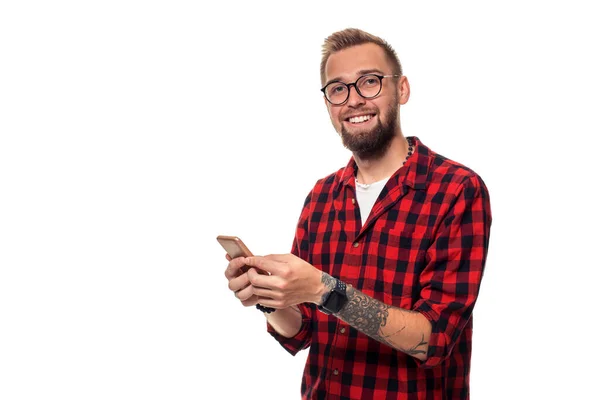 Mensaje Amigo Hombre Joven Guapo Usando Teléfono Con Sonrisa Mientras —  Fotos de Stock