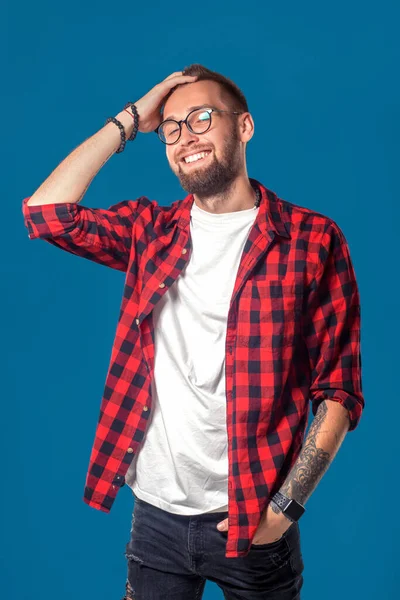 感情と人々の概念 チェックシャツの若いひげを生やした男 ヒップスタースタイル スタジオは青を背景に撮影 スペースのコピー — ストック写真