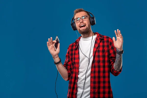 Glad Ung Man Lyssnar Musik Med Hörlurar Snygg Leende Kille — Stockfoto