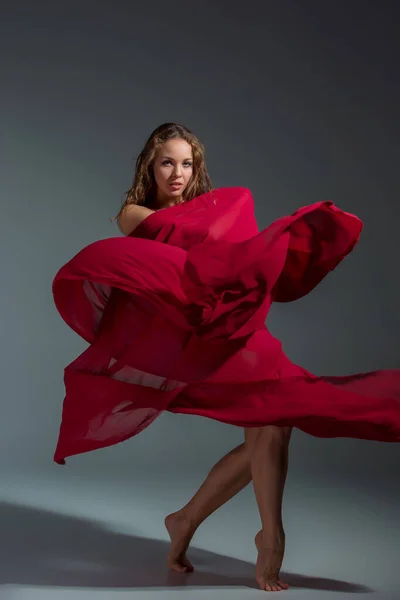 Jeune Belle Danseuse Robe Rouge Posant Sur Fond Studio Gris — Photo