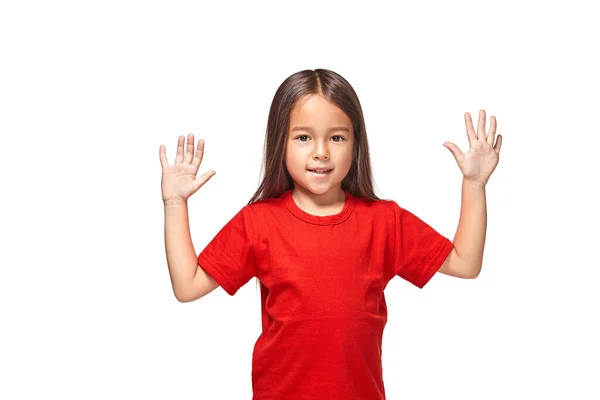Дівчинка Показує Свої Дві Руки Пальцями Червоній Футболці — стокове фото