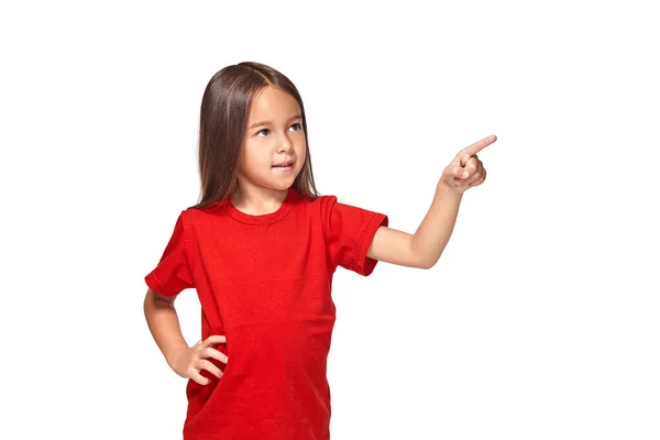 Menina Bonito Vermelho Shirt Mostra Isolado Fundo Branco Vermelho Shirt — Fotografia de Stock