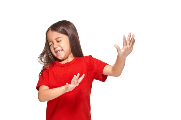 小さな驚きの少女の肖像赤のTシャツで怖がって興奮した 白地に隔離された — ストック写真