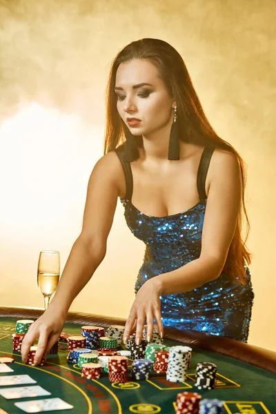 Wanita Cantik Muda Berpose Gaun Biru Mengkilap Dekat Meja Poker — Stok Foto