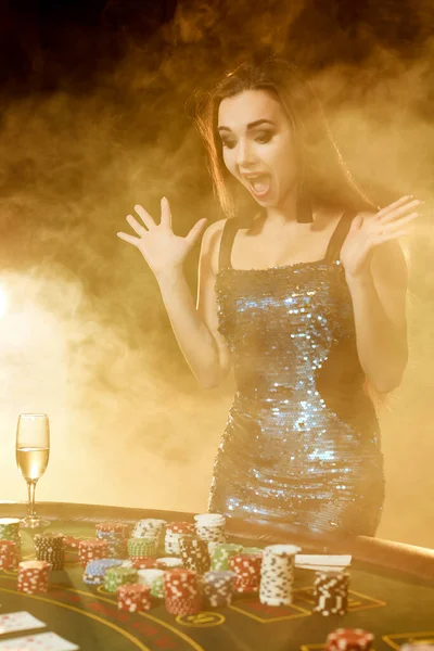 Joven Mujer Hermosa Vestido Brillante Azul Posa Cerca Mesa Póquer —  Fotos de Stock