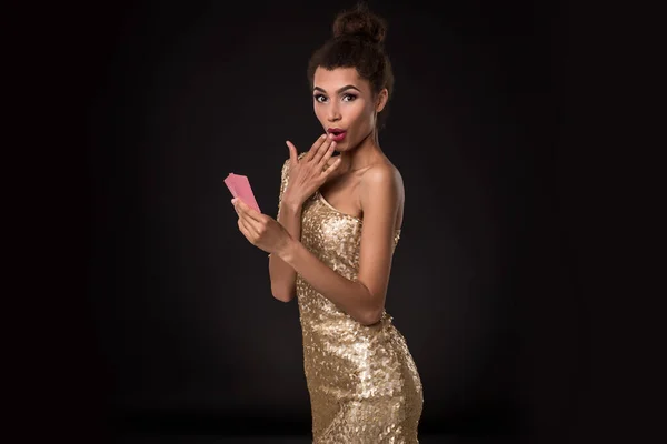 女性優勝 カードの組み合わせのカード エースの火かき棒を保持している上品なゴールドのドレスの若い女性 スタジオは 黒い背景で撮影 — ストック写真