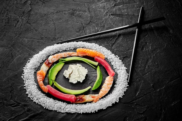 Vrstvený Barevný Kruh Syrové Rýže Lososového Filé Úhoře Tuňáka Krevet — Stock fotografie