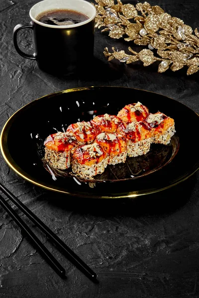 Assiette Délicieux Rouleaux Sushi Maki Cuits Four Sésame Rôti Garnie — Photo