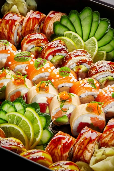 Zbliżenie Różnych Apetycznych Japońskich Bułek Sushi Marynowanym Imbirem Ogórkiem Plasterkami — Zdjęcie stockowe