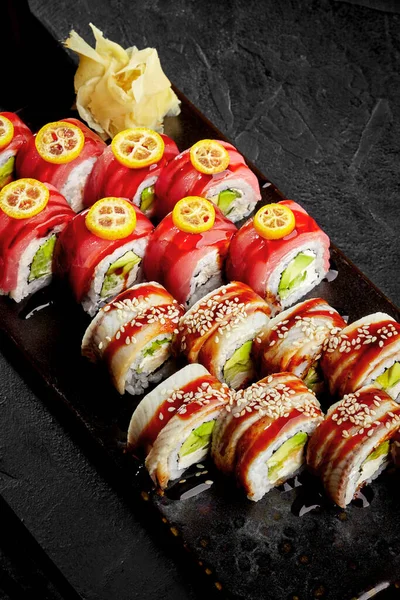 Zwei Arten Von Sushi Rollen Mit Frischkäse Avocado Und Gurke — Stockfoto