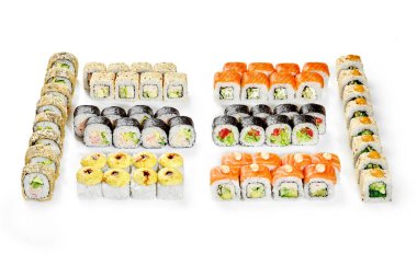 Japon tarzı parti için atıştırmalıklar. Surimi, fırında peynir, sebze ve yengeçli futomaki, Kaliforniya 'da susamlı hiyashi ve Philadelphia' da somon balığı ve beyaz üzerine izole edilmiş haliyle tempura rulosu.