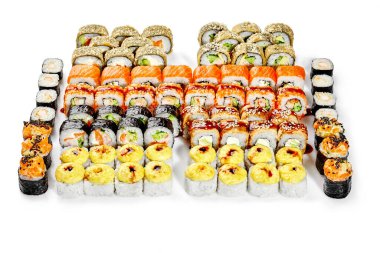 Geleneksel Japon tempura dürümleri, uramaki ve Makizushi, somon, karides, masago roe, salatalık, avokado ve krem peynirli unagi soslu ve susamlı.
