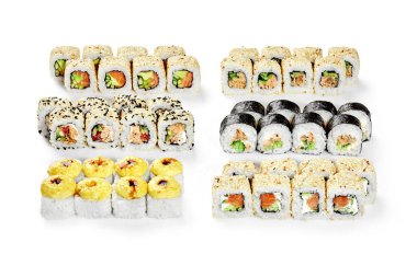 Çeşit çeşit uramaki ve Makizushi seti çiğ ve kızarmış somon, salatalık, avokado ve krem peynirli susamlı, fırında peynirli ve unagi soslu beyaz arka planda izole edilmiş.