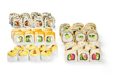 Japon suşisi seti. Ton balıklı California maki, surimi yengeçli çıtır tempura makizushi, peynirli fırında ekmek ve susamlı üç çeşit uramaki ve kızarmış somon ve sebzeli çedar peyniri.