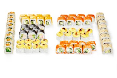 Somon, masago roe, salatalık, avokado, hiyashi wakame ve peynirli unagi sosu ve beyaz arka planda izole edilmiş baharatlı mayonez eşliğinde geleneksel Japon dürümleri için büyük bir set.