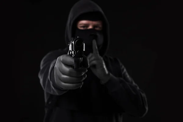 Siyah Arka Planda Kameraya Doğrultulmuş Silahlı Maskeli Bir Soyguncu Silahlı — Stok fotoğraf